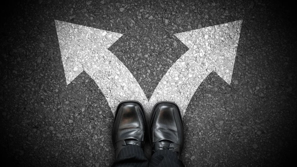 Dirigeant face à un choix entre deux plateformes agréées pour la facturation électronique 2026