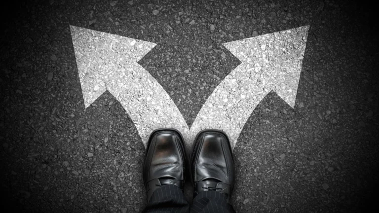 Dirigeant face à un choix entre deux plateformes agréées pour la facturation électronique 2026