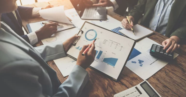 Expert-comptable et dirigeant analysant les données d'e-reporting et de facturation électronique