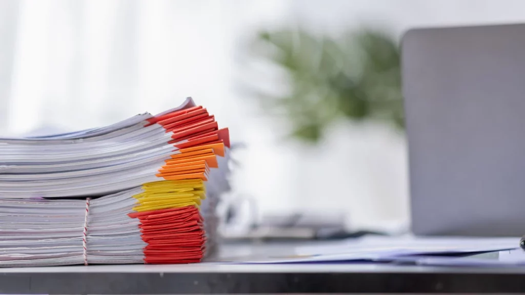 Pile de factures fournisseurs en attente de traitement - dématérialisation établissements scolaires