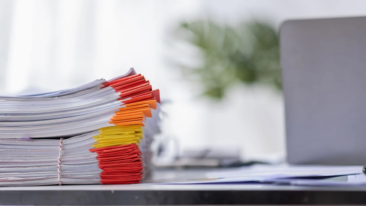 Pile de factures fournisseurs en attente de traitement - dématérialisation établissements scolaires