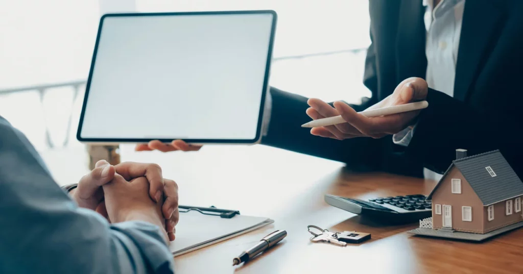 SCI and electronic invoicing 2026: property advisor and client in a meeting using a digital tablet