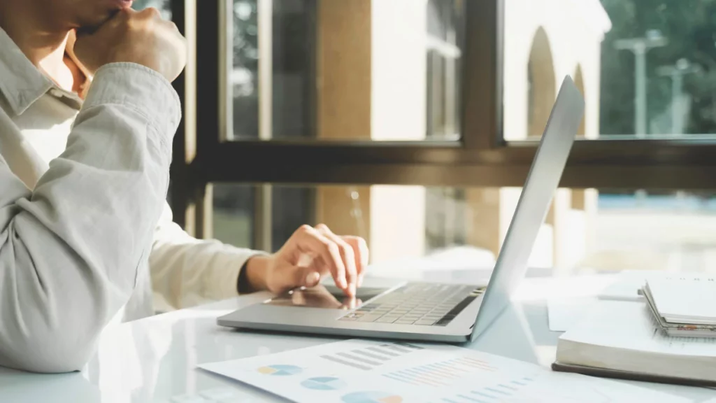Dirigeant TPE PME pilotage pré-comptabilité automatisée sur laptop