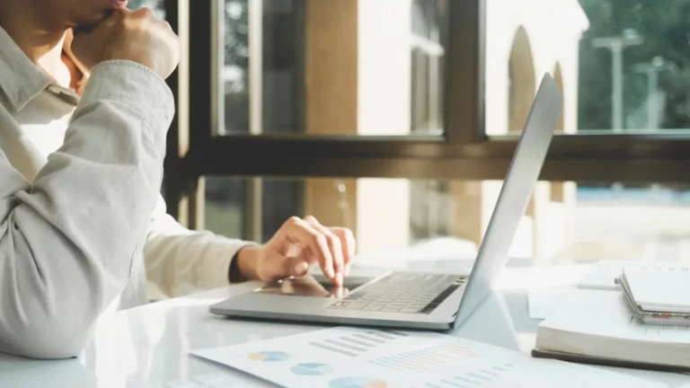 Dirigeant TPE PME pilotage pré-comptabilité automatisée sur laptop