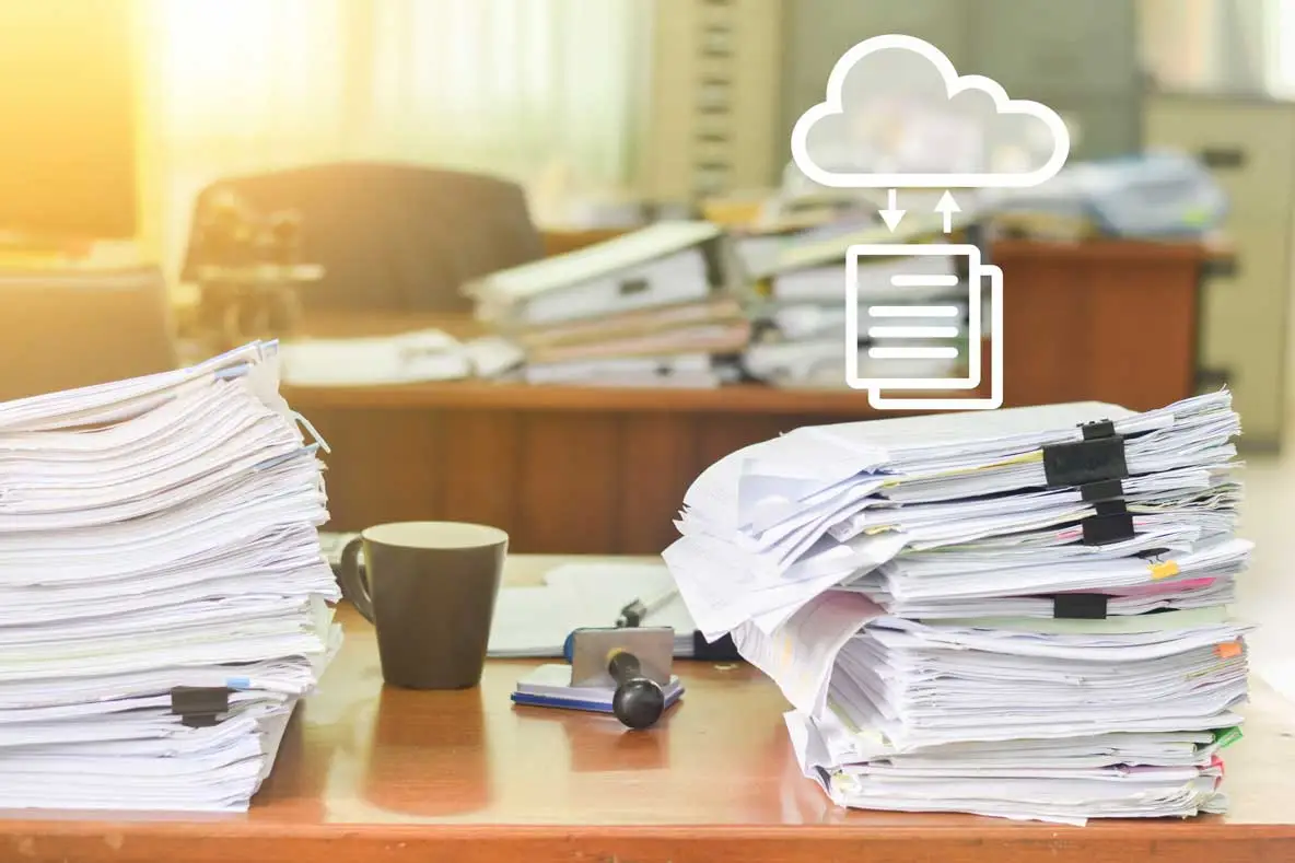 Documents administratifs accumulés illustrant les erreurs de gestion dans une TPE